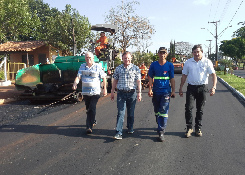 SEGUEM OBRAS NA AVENIDA SENADOR ALBERTO PASQUALINI